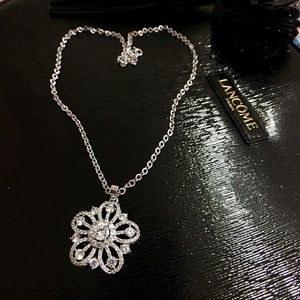 🌸 NWOT Large Pendant Necklace 🌸